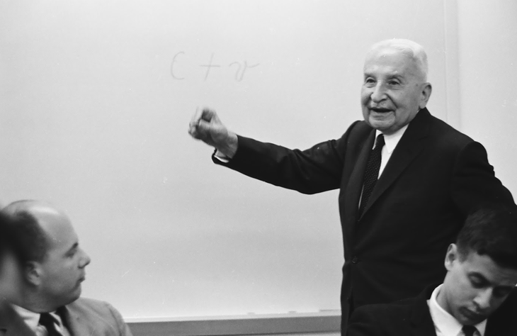 Ludwig von Mieses, un abogado de escasos conocimientos matemáticos, quien hizo de la praxeología el eje para el análisis de la economía por los libertarios. Foto dando una clase en 1965 en la NYU. En vida nunca fue popular. Ludwig von Mieses, un abogado de escasos conocimientos matemáticos, quien hizo de la praxeología el eje para el análisis de la economía por los libertarios. Foto dando una clase en 1965 en la NYU. En vida nunca fue popular.
