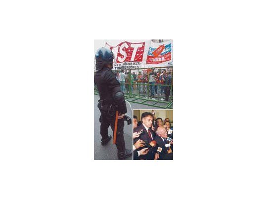 Dentro de la Legislatura, confusión y discusiones. Fuera fuerte despliegue policial. Ariel Schifrin, entre otros, intentaron archivar la ley contravencional con un escribano en el recinto.