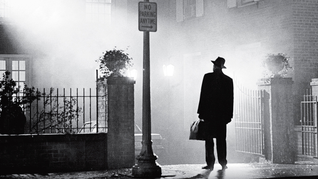 La película dirigida por William Friedkin llega al catálogo de HBO Max con una historia que marcó al género desde los años 70.