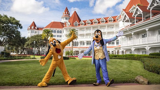 Con su peluche de Pluto en la boca, Forest protagonizó un encuentro viral que emocionó a todos a bordo del crucero de Disney.