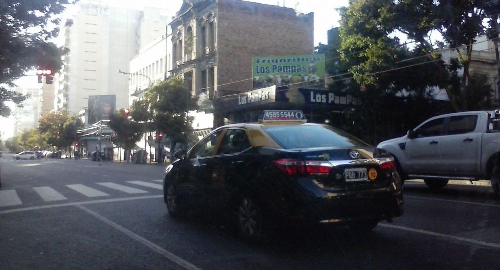 SIN TRÁNSITO. Av. Córdoba y Larrea, poco después de las 8.
