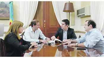 Guiño. “Los intendentes vamos a hacer el esfuerzo que la provincia necesite”, dijo el platense Julio Garro, en cita con el presidente de Diputados, Manuel Mosca, Marcelo Daletto y la secretaria legislativa Cristina Tabolaro.