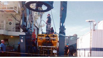 ámbito.com | Sigue la búsqueda. El ARA Malvinas ensamblando el equipo proveniente de Rusia con el que se continuará en la búsqueda de la nave desaparecida desde el miércoles 15 de noviembre.