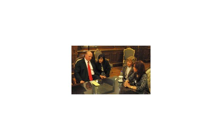 Steve Ballmer, CEO de Microsoft llegó al país y fue recibido por Cristina.