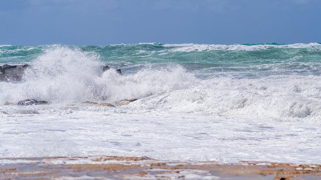 El XFoil Escape deslumbra en plena demostración, mostrando por qué millones lo consideran la tabla que redefine la aventura en el agua.