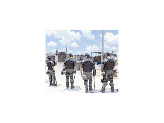Cerca de 850 efectivos llevaron a cabo el operativo para desalojar el predio tras la orden dictada por el juez que entiende en la causa de la limpieza del Riachuelo.