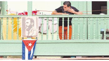 ámbito.com | OMNIPRESENTE. Los balcones de La Habana se llenaron de banderas cubanas y retratos de Fidel Castro.