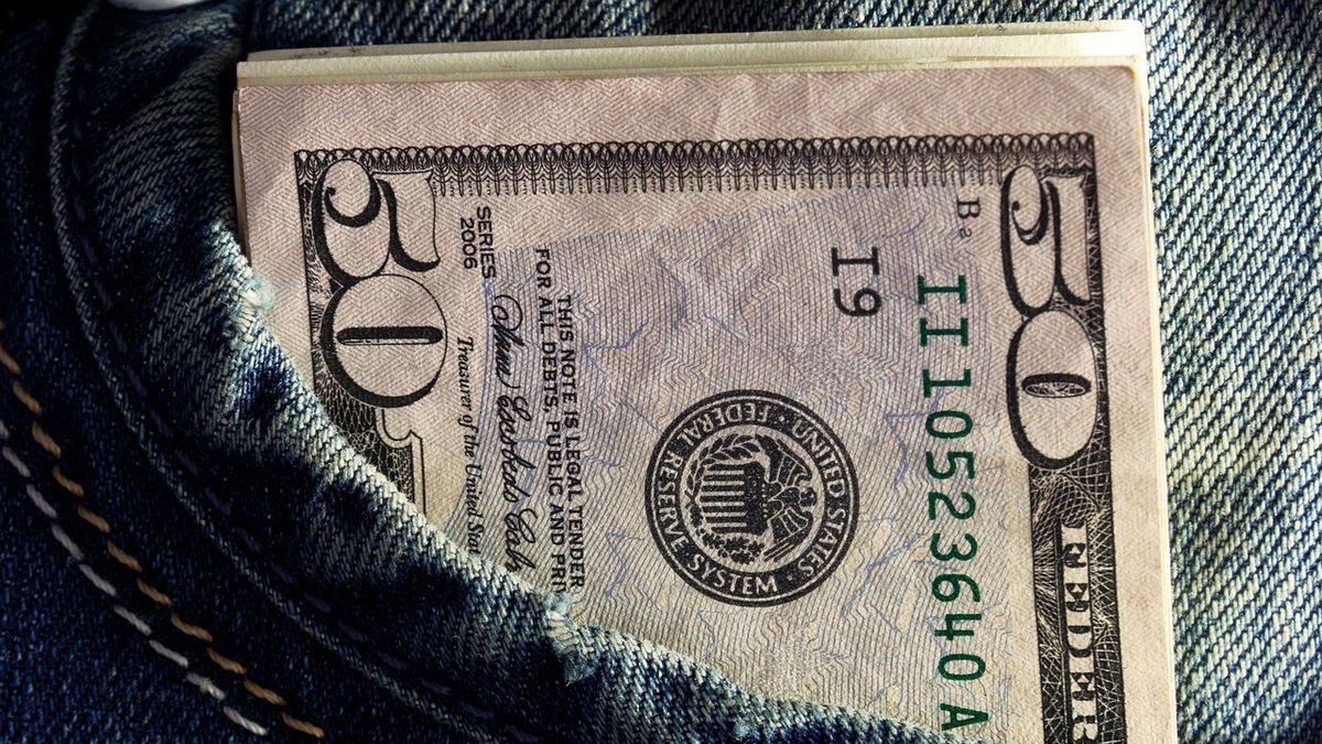 The dollar had a negative week in both the local and global markets
