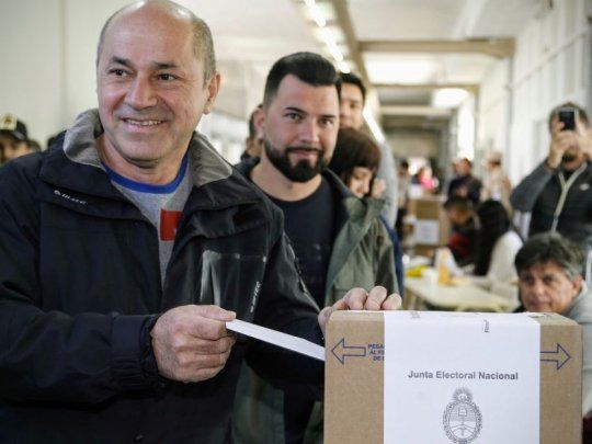 Mario Secco emitió su voto en Ensenada.