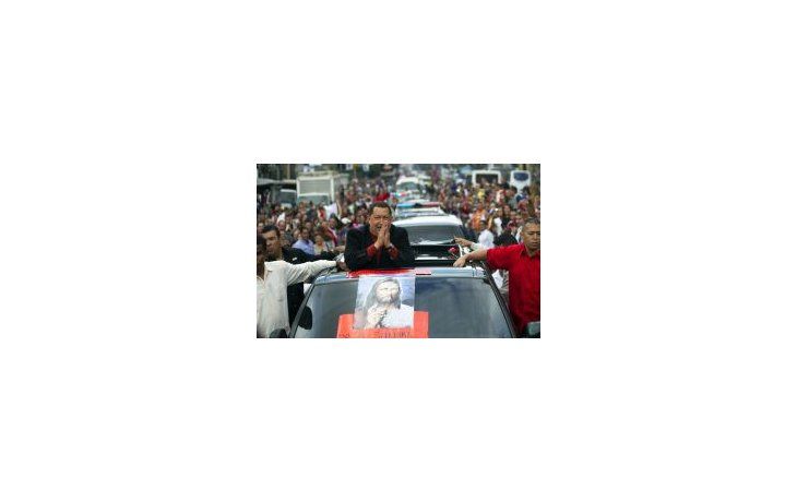 Chávez arribó al aeropuerto internacional en medio de una multitud que le tiraba flores y bufandas, se presentaba con globos y arrojaba papelitos de colores, y recibía los saludos del presidente.