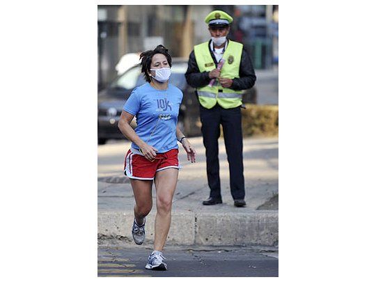 Rutina. Una mujer mexicana corriendo por las calles de DF. De a poco la ciudad intenta volver a la normalidad.