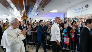 La llegada de León XIV a la Argentina impulsa la venta de artículos religiosos y genera expectativas de mayor actividad comercial y turística.