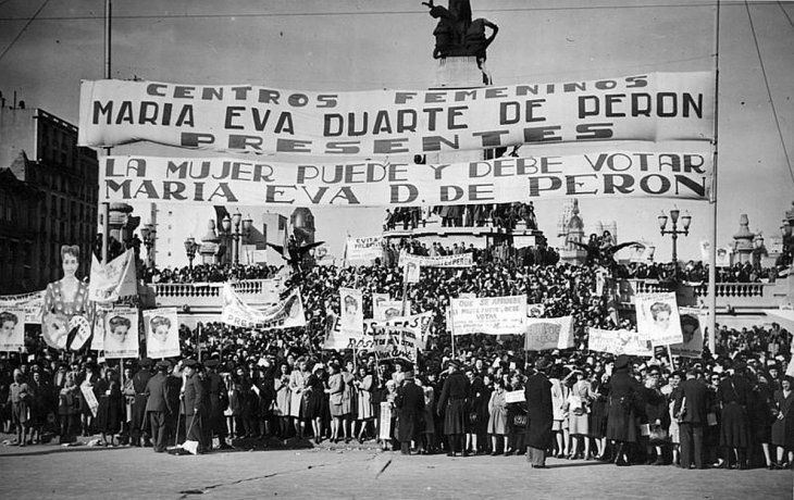 Manifestación de mujeres frente al Congreso Nacional reclamando la sanción de la ley de voto femenino, 3 de septiembre de 1947.