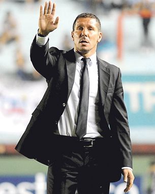 Diego Simeone sabe que su ciclo en San Lorenzo está cumplido, pero no va a renunciar porque no quiere pagar la multa de 150 mil dólares, y si los dirigentes lo echan, tienen que abonársela a él.