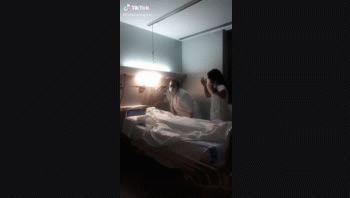 indignacion por video de enfermeras que se burlan de los muertos al ritmo de los sepultureros africanos