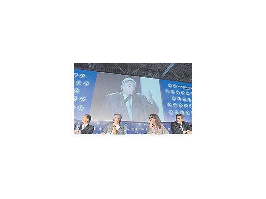 Daniel Scioli, Felipe Solá, Cristina Kirchner y Viktor Klimaescuchan al Presidente en el acto de ayer de Volkswagen enGeneral Pacheco.