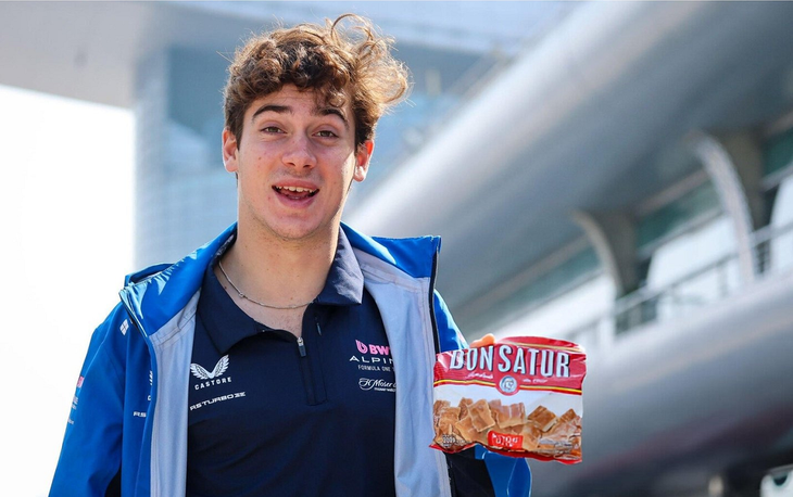 Colapinto llevó bizcochitos Don Satur al paddock. Colapinto llevó bizcochitos Don Satur al paddock.