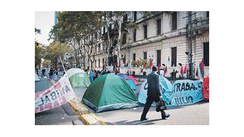 El acampe es por tiempo indeterminado. Ayer, el tránsito estuvo cortado en la Avenida de Mayo y en Diagonal Norte.