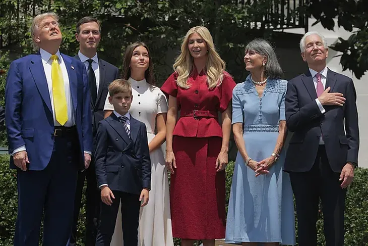 Donald Trump con la Familia Kushner. A horas de abandonar la presidencia en 2020 Trump le otorgó a su consuegro Charles, condenado por evasión, extorsión y contribuciones ilegales de campaña, un perdón presidencial “completo e incondicional”. Hoy “papa” Kushner es el embajador norteamericano en Francia. Donald Trump con la Familia Kushner. A horas de abandonar la presidencia en 2020 Trump le otorgó a su consuegro Charles, condenado por evasión, extorsión y contribuciones ilegales de campaña, un perdón presidencial “completo e incondicional”. Hoy “papa” Kushner es el embajador norteamericano en Francia.