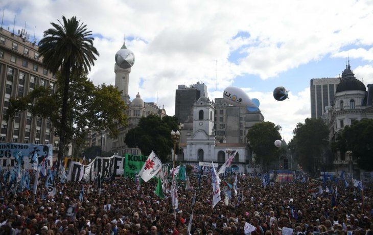 una multitud marcho a plaza de mayo a 43 anos del golpe militar