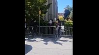 El momento en que Javier Milei se cruza con manifestantes propalestina en EEUU.&nbsp;