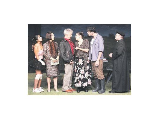 Paloma Contreras, Fabiana Falcón, Horacio Acosta, Ingrid Pelicori, Juan Santiago, e Iván Moschner en “Todas las cosas del mundo”, con puesta de Rubén Szuchmacher.