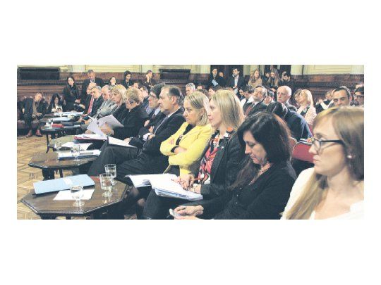 PLENARIO. Roberto Basualdo, Juan Manuel Abal Medina, Ángel Rozas, Liliana Negre de Alonso, entre otros, participaron ayer del debate para firmar el dictamen.