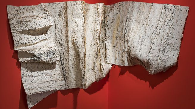 Midsummer lamb, de Mónica Fierro. Libro plegado manualmente, intervenido con hilo de algodón.
