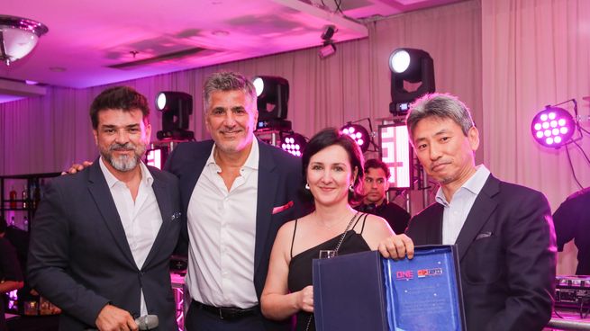 El CEO de TecPlata entregó un reconocimiento a los directivos de ONE.