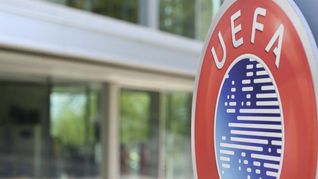 UEFA suspende hisopados para jugadores con dos vacunas.