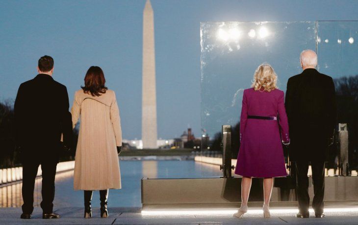 Homenaje blindado. Joe Biden y su vicepresidenta Kamala Harris, acompañados por sus respectivas parejas, rindieron homenaje las víctimas de la pandemia. El presidente electo estuvo protegido por un vidrio antibala.