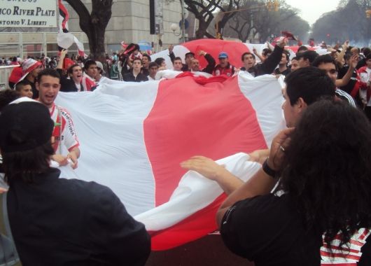 Millonarios presentaron la bandera más larga del mundo
