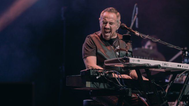 Lerner vuelve con su lado más rockero.