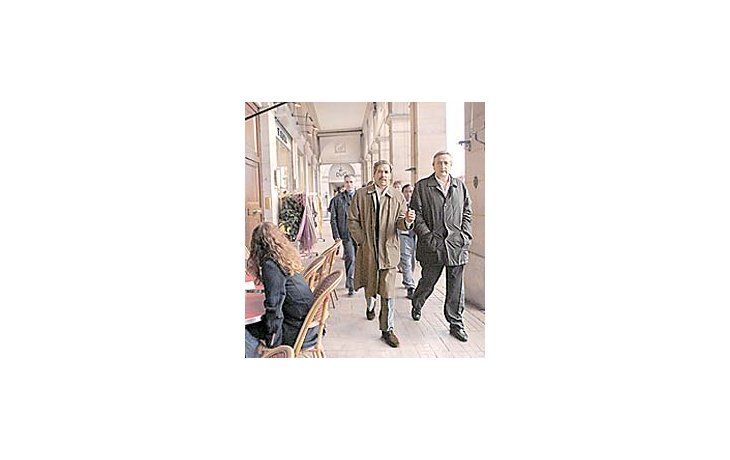 ámbito.com | El presidente Néstor Kirchner y el gobernador Felipe Solá, por las calles de París en el primer día de la gira.