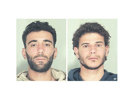 El tunecino Mohamed Alí Malek, de 27 años (izquierda), y el sirio Mahmud Bijit, de 25 (derecha), detenidos por su responsabilidad en el hundimiento de un barco sobrecargado con 850 inmigrantes ilegales en el Mediterráneo.