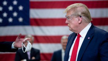El presidente Trump durante una visita a una f&aacute;brica de barbijos, cuando a&uacute;n se negaba a usarlos.