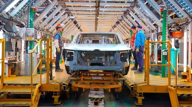 La industria cayó casi 8% anual, según Orlando Ferreres y el sector automotriz es de los más afectados.