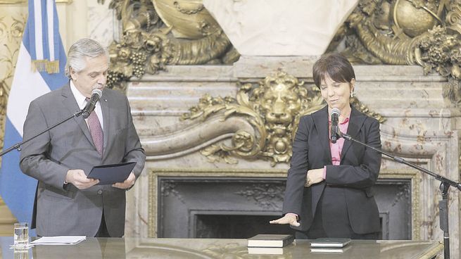 gabinete. Alberto Fernández le tomó juramento, ayer, a Mercedes Marcó del Pont, quien asumió al frente de la Secretaría de Asuntos Estratégicos que tuvo a su cargo Gustavo Béliz.
