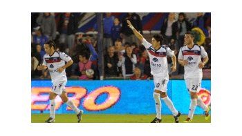 Morales festeja un gol suyo. Detrás, Denis Stracqualursi.