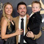 Frankie Muniz con su esposa Paige y su hijo Maus. Frankie Muniz con su esposa Paige y su hijo Maus.