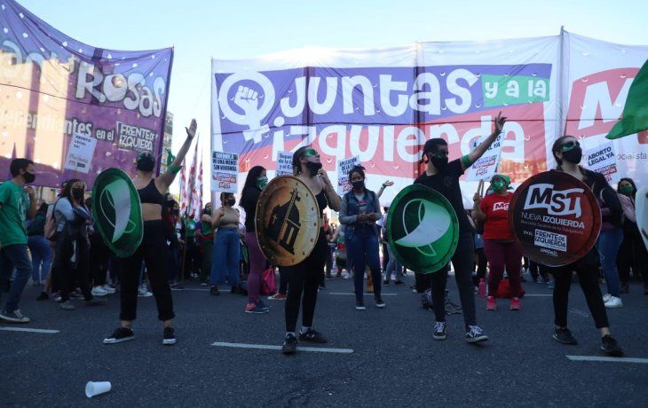 Partidos de izquierda reclamaron frente al Congreso Nacional el tratamiento parlamentario de la ley.