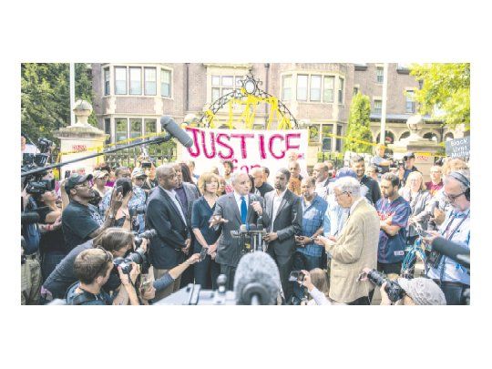 REACCIONES. El gobernador de Minesota (arriba) pidió una investigación federal sobre el asesinato de Philando Castile, quien recibió varios disparos en un control de tránsito (izquierda), cuando buscaba sus documentos de identidad.