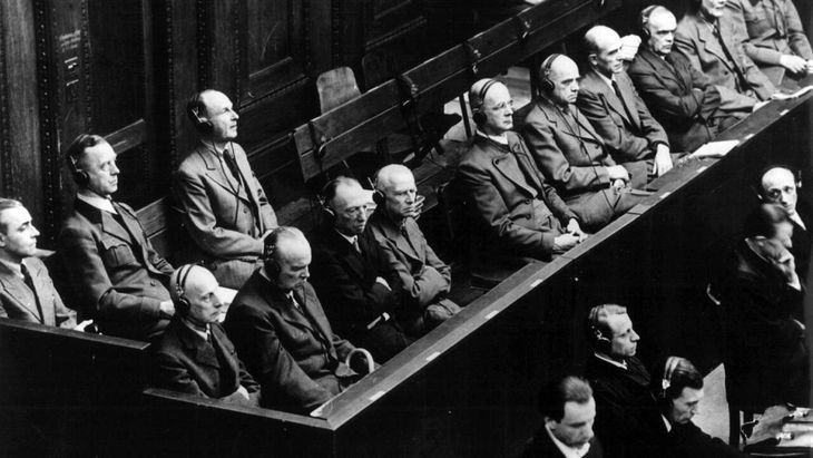 En el Juicio de Núremberg se sentencia en 1946 a los líderes del nazismo; doce son condenados a muerte y tres a cadena perpetua. En el Juicio de Núremberg se sentencia en 1946 a los líderes del nazismo; doce son condenados a muerte y tres a cadena perpetua.