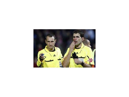 No va más. El árbitro acompaña a su asistente al vestuario. Recibió un paraguazo en el ojo y el partido no siguió.