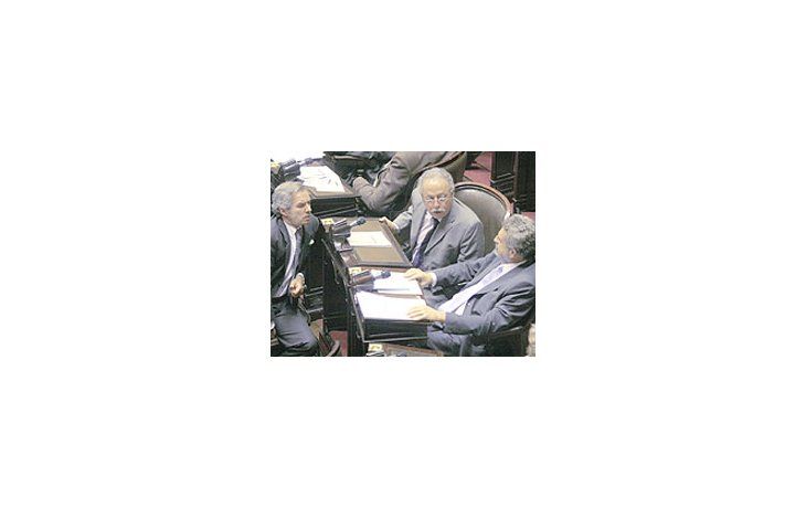 ámbito.com | La peronista Graciela Camaño acompañó alkirchnerismo en las votaciones del miércoles en laCámara de Diputados. Agustín Rossi conversó en elrecinto con los bonaerenses Felipe Solá y Carlos«Cuto» Moreno antes del tratamiento deladelantamiento de l