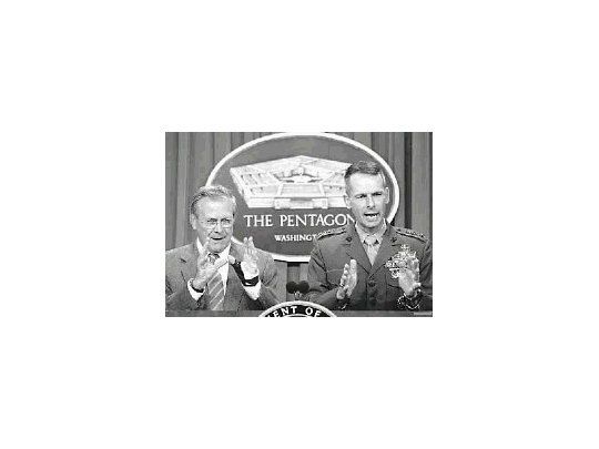 El secretario de Defensa de los EEUU, Donald Rumsfeld, y el vicejefe del Estado Mayor de la Marina, general Peter Pace, dos de los protagonistas de la reunión que mantendrá hoy George W. Bush con el alto mando militar. La eventual campaña contra Irak será uno de los temas predominantes.