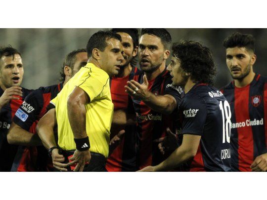 El momento crítico del partido: el árbitro uruguayo Christian Ferreyra ya expulsó a Belluschi complicando