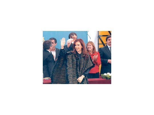 Sorprendió Cristina de Kirchner al aparecer el jueves en un acto en Entre Ríos vestida con un poncho, una prenda que nunca antes desde que es presidente había incorporado a su ajuar. Un modelo propio del folclore autóctono, aunque más elaborado que los típicos que usan los gauchos en el campo.