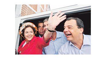 La candidata oficialista para las elecciones del próximo domingo, Dilma Rousseff, junto al gobernador de Río de Janeiro, Sergio Cabral, en un acto de campaña.