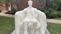 La estatua de Abraham Lincoln ubicada a las afueras de Garrison Elementary School.